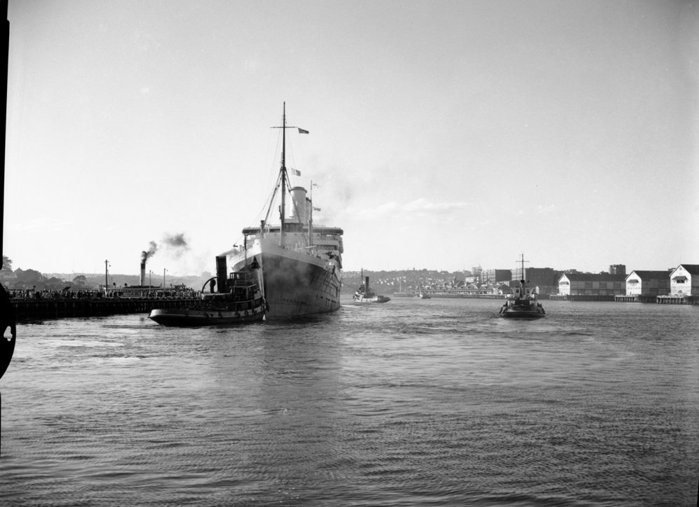 Orient liner ORONTES ( 1929-1962) leaves 19 Pyrmont with tugs HIMMA and ...