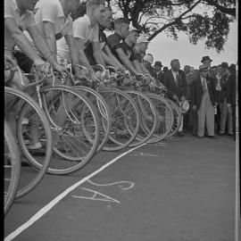 Beginning of the Empire Games 100km cycle race, Centennial Park, 1938