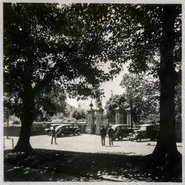 Entrance gates to the Royal Botanic Gardens Sydney, circa 1938