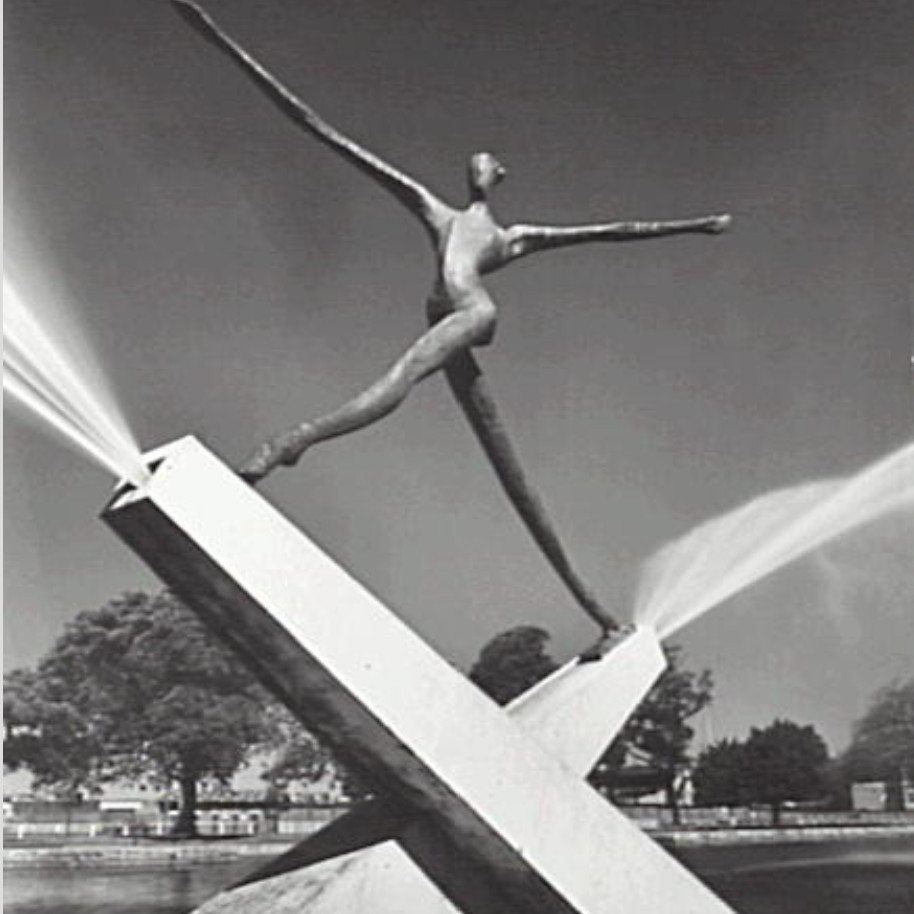 Kippax Lake sculpture and fountain