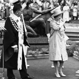 HM Queen Elizabeth II and Lord Mayor Harry Jensen at Archibald Fountain, 1963