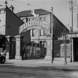 Entrance to Kent Brewery, Tooth & Co, Broadway, Chippendale, circa 1930-1939