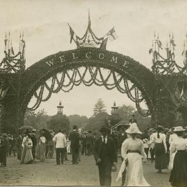 Welcome arch for Federation celebrations in Centennial Park, 1901