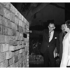 Unveiling of plaque in Fitzroy Gardens, Macleay Street Potts Point, 1971