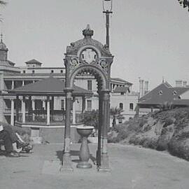 Canopy drinking fountain, Green Park Darlinghurst, 1933