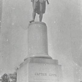 Statue of Captain Cook.