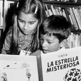 Children reading Italian book