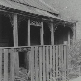 Front facade of a dilapidated weatherboard cottage, Windsor Street Paddington, 1952