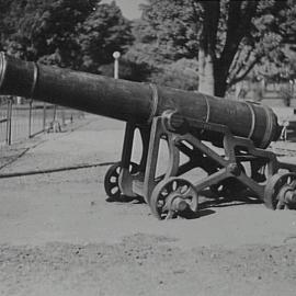 Fort Macquarie Cannon, 1954