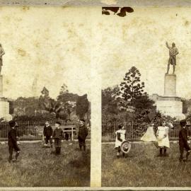 Children in front of the Captain Cook statue