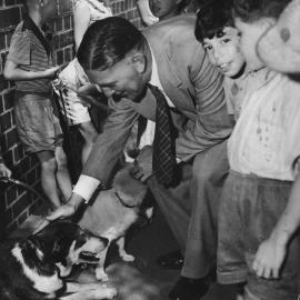 Sydney Lord Mayor Henry Jensen with children in Woolloomooloo, 1957
