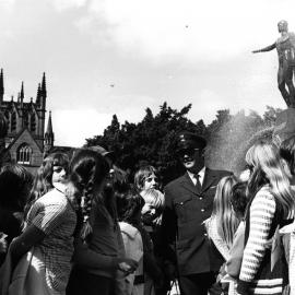 Council park ranger giving a guided tour in Hyde Park.