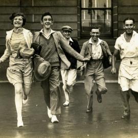 Barrowmen running across from Customs House Circular Quay, 1932