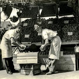 Fruit and vegetable stall, Loftus Street Circular Quay, 1932