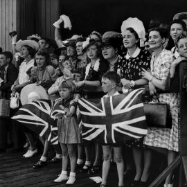 Welcome home gathering for HMAS Sydney at Woolloomooloo Wharf, 1941