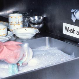 How to clean food service crockery