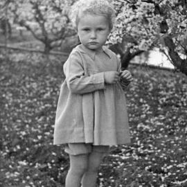 Lois Flett in the Royal Botanic Gardens of Sydney, 1936