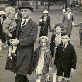 Family outing to the Royal Easter Show, Driver Avenue Moore Park, 1935