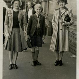 Sydney street photographer family photo, 1946