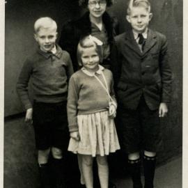 Sydney street photographer family group photo, 1948