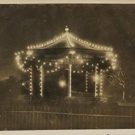 Print - Band stand in Hyde Park American fleet decorations, 1908