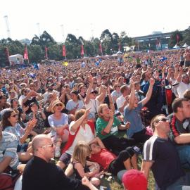 Crowds celebrate Grant Hackett's win at Tumbalong Park Live Site in Darling Harbour, 2000