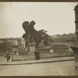 Print - Australian Museum forecourt on corner of William and College Streets Sydney, 1916