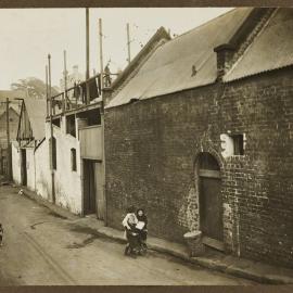 Print - Buildings along Yurong Lane towards Yurong Street in Darlinghurst, 1916