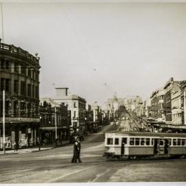 Pedestrians crossing at the intersection of William Street and Yurong Streets, Darlinghurst, 1934