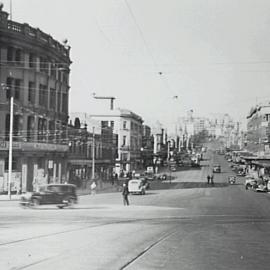 Policeman at the intersection of William Street and Yurong Street, Darlinghurst, 1934