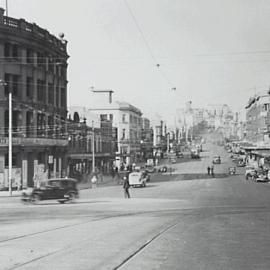 Policeman at the intersection of William Street and Yurong Street, Darlinghurst, 1934