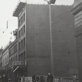 Removal of the top floor, rear of the old Sun building on Elizabeth Street Sydney, 1933