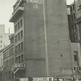 Removal of the sixth floor during demolition of the old Sun building , Elizabeth Street Sydney, 1933