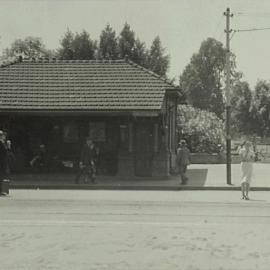 Tramway waiting shed and news stand on Elizabeth Street, Hyde Park North, Sydney, 1932