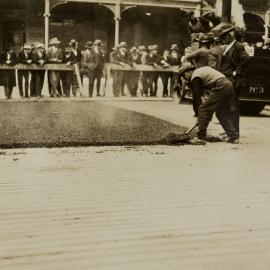 Laying asphalt on Park Street Sydney, 1929