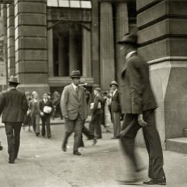 Pedestrians outside the General Post Office (GPO), Martin Place Sydney, 1935