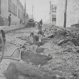 Workers excavating a drainage trench on Bowman Street, Pyrmont, 1932