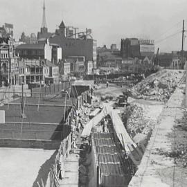 Construction of Bradfield Highway retaining wall, York Street North The Rocks, 1940