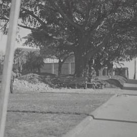 Workman landscaping Green Park, Burton Street Darlinghurst, circa 1940