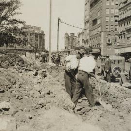 Workers on reconstruction of Hyde Park South, Liverpool Street Sydney, 1932
