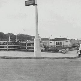 King George V Memorial Park and Club behind Bradfield Highway signpost, York Street Sydney, 1937