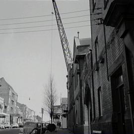 Streetscape and Top of the Cross Motel construction, Victoria Street Potts Point, 1963