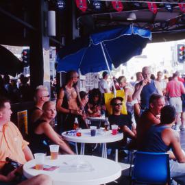 Oxford Hotel crowd, Taylor Square, 1998
