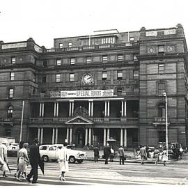 Pedestrian crossing in front of Customs House, Alfred Street Circular Quay, 1961