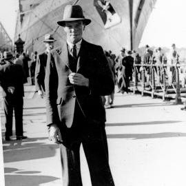 Mauretania II troopship at Sydney Cove with Mr Flett, 1940