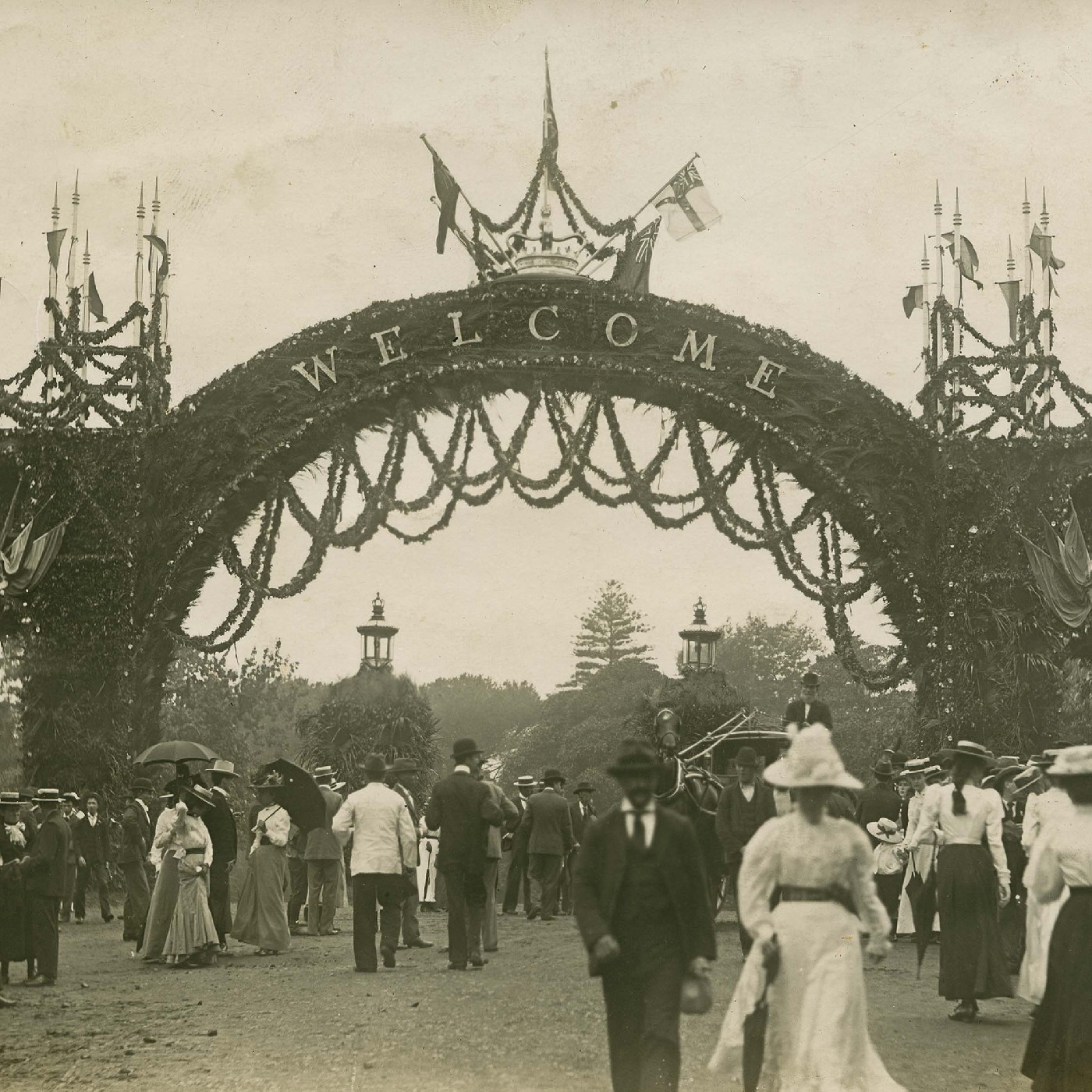 Welcome arch for Federation celebrations in Centennial Park, 1901 (A-00012022)