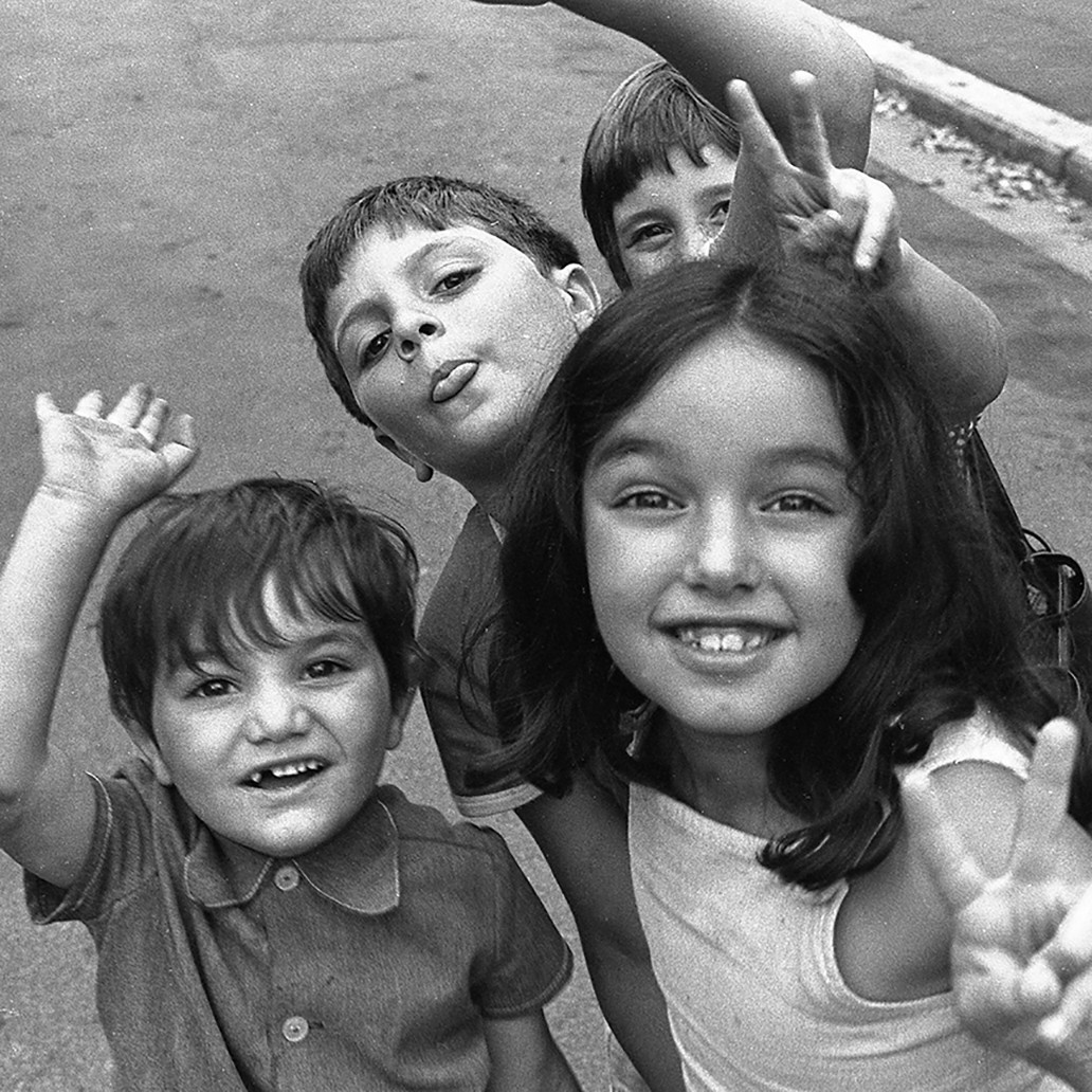 Children in Woolloomooloo, circa 1970-1979 by Geoff Beeche (A-00027003)