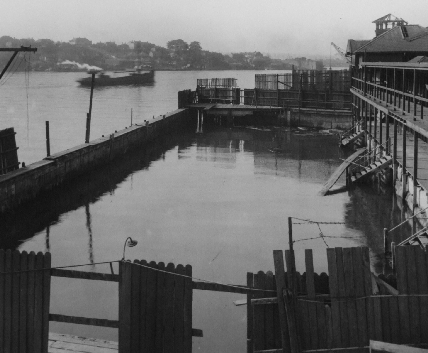 Dilapidated building, fence and pool at Pyrmont Baths, 1929 (A-00019121)
