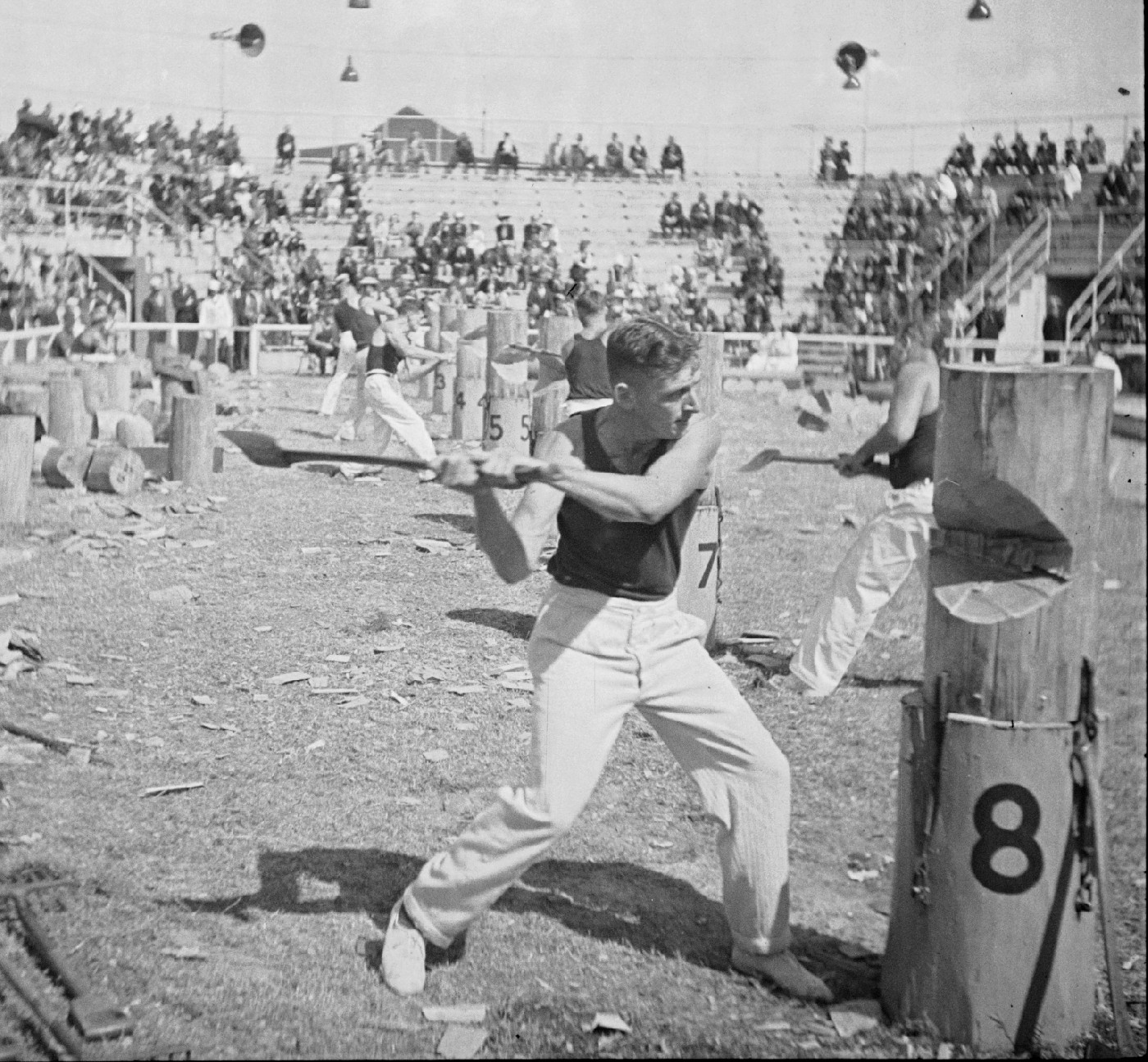 Wood chopping, Sydney Royal Easter Show, Driver Avenue Moore Park, 1939
(A-01142055)