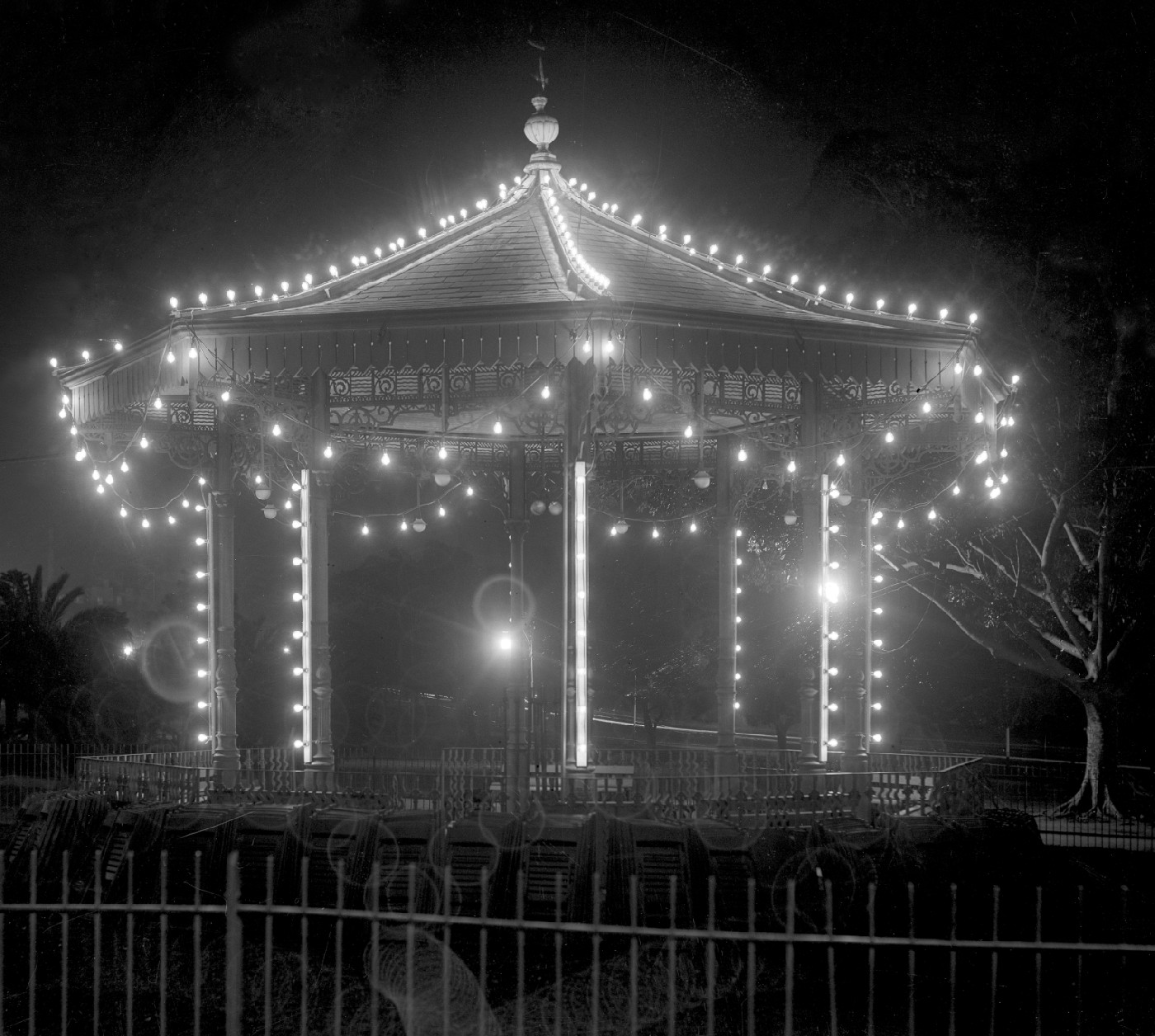 Band stand in Hyde Park American fleet decorations, 1908 (A-01000321)